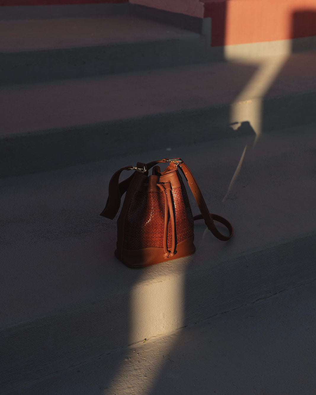 Bolso bombonera Serín Mimique en piel trenzada marrón cognac hecho a mano en España con gran capacidad