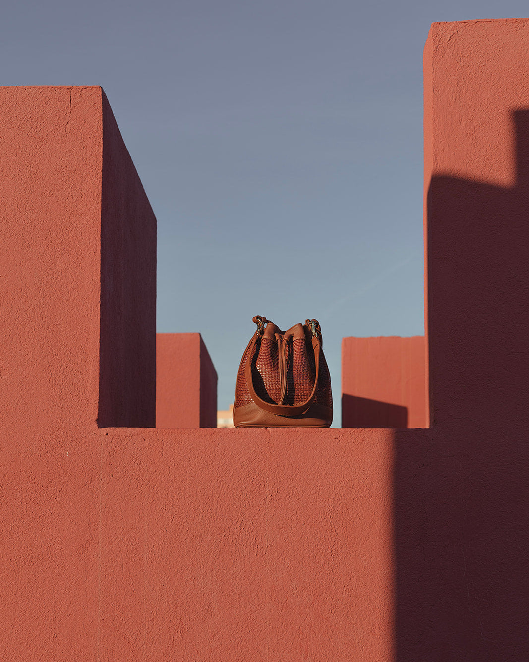 Bolso bandolera Serín marrón coñac para mujer con diseño atemporal, ligero y resistente en piel trenzada de gran calidad. Bandolera regulable - Mimique