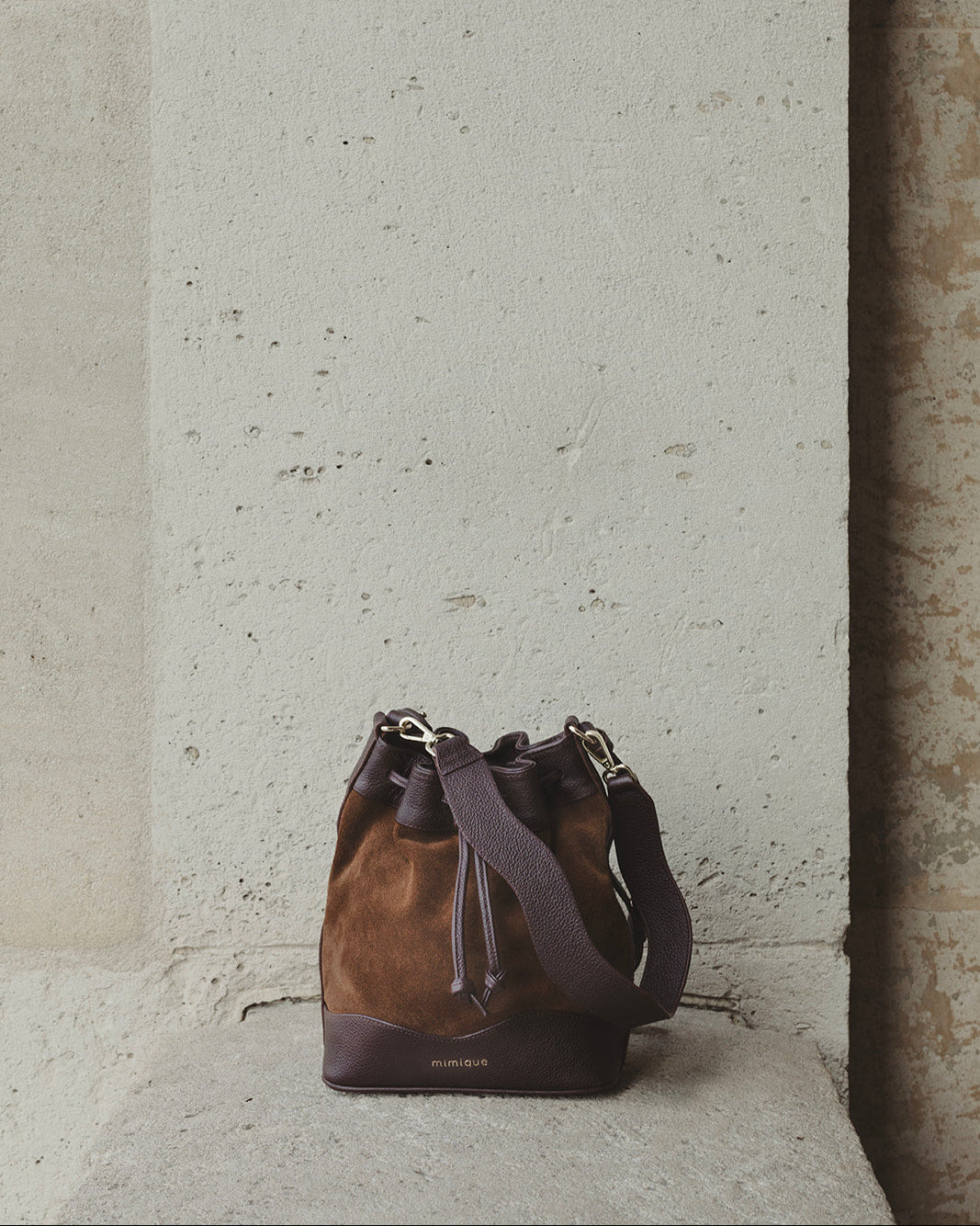 Bombonera serín bolso para mujer de Mimique color marrón chocolate con asa regulable cómodo y ligero