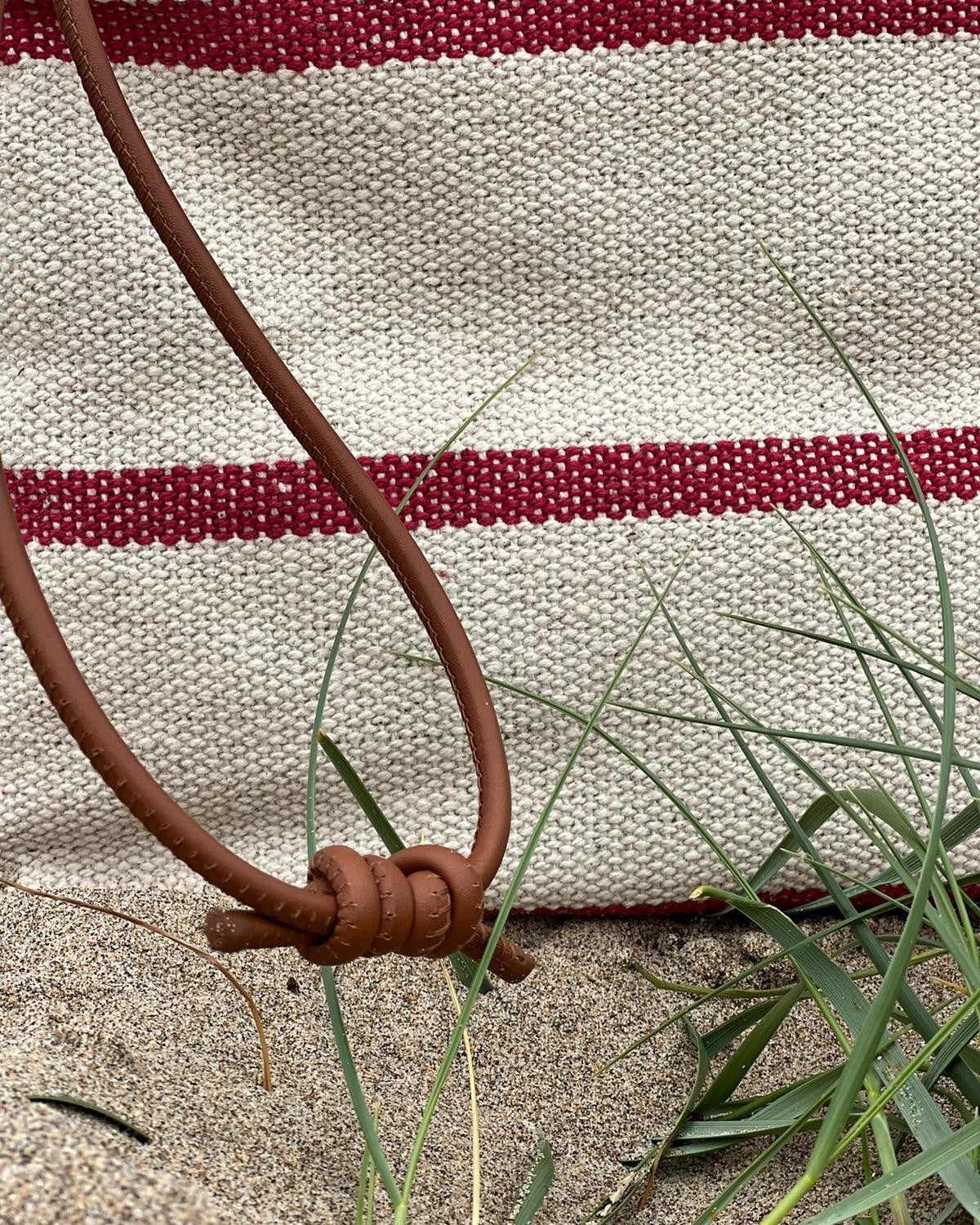 Pouch, bolso de mano y neceser de piel y loneta con asa para colgar Rodiles de Mimique raya sandía