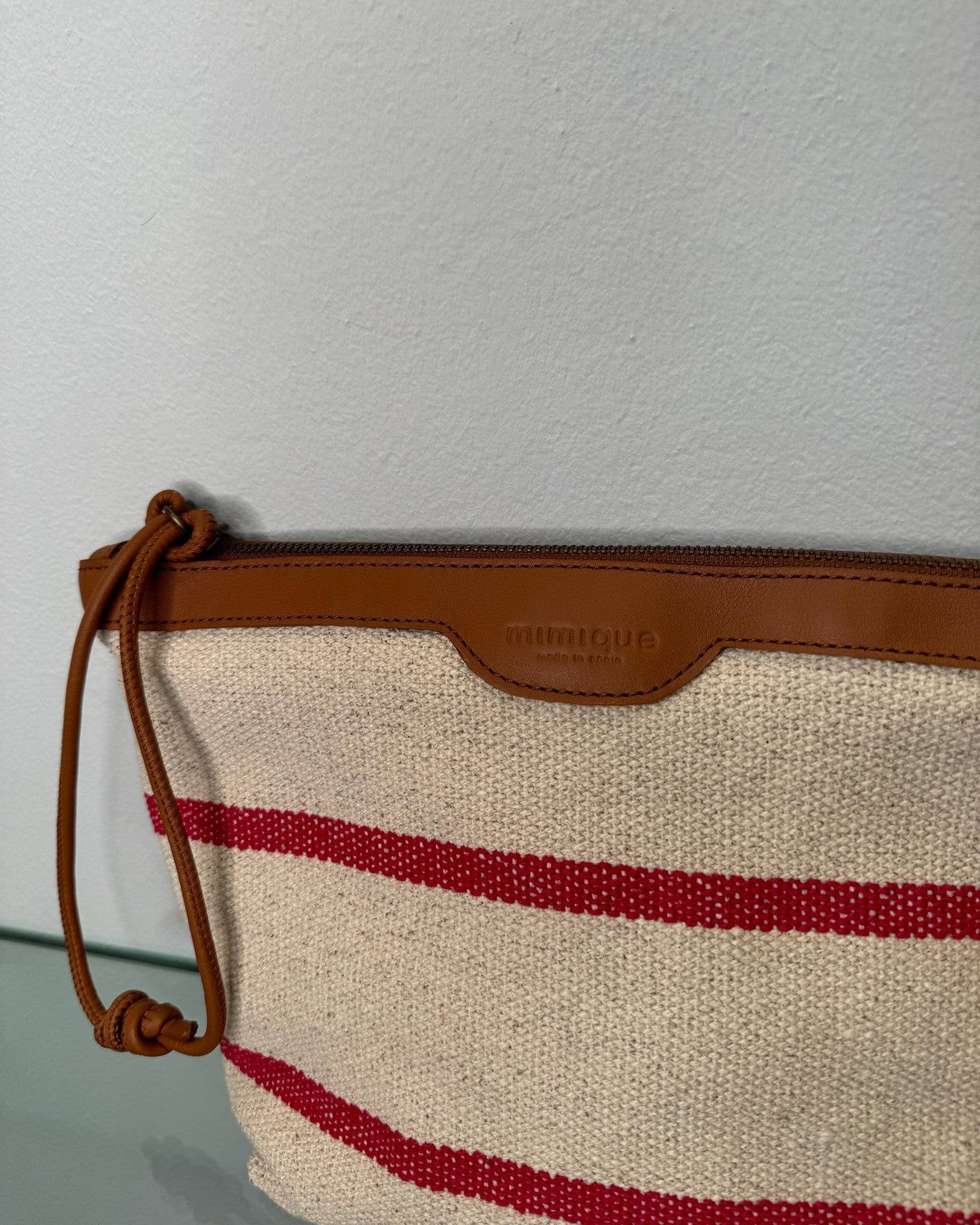 Pouch, bolso de mano y neceser de loneta rústica cruda con raya sandía Rodiles de Mimique con asa de piel