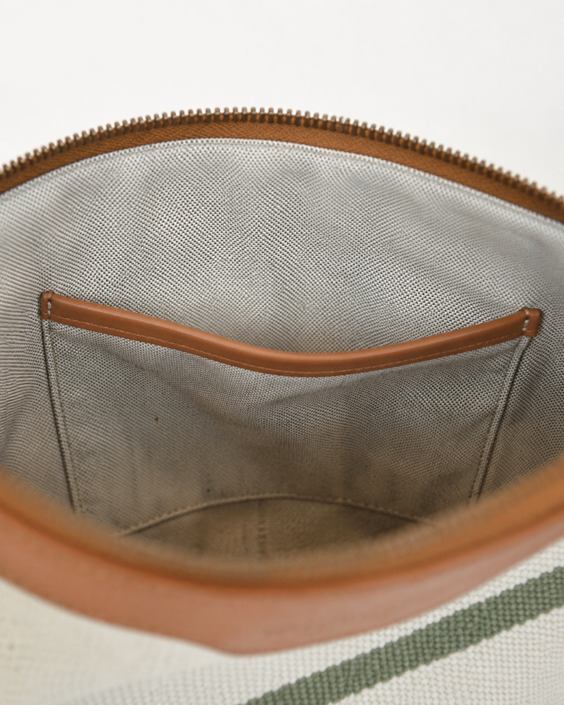 Bolso de mano neceser Rodiles con raya verde y cremallera cómodo y ligero hecho a mano en España