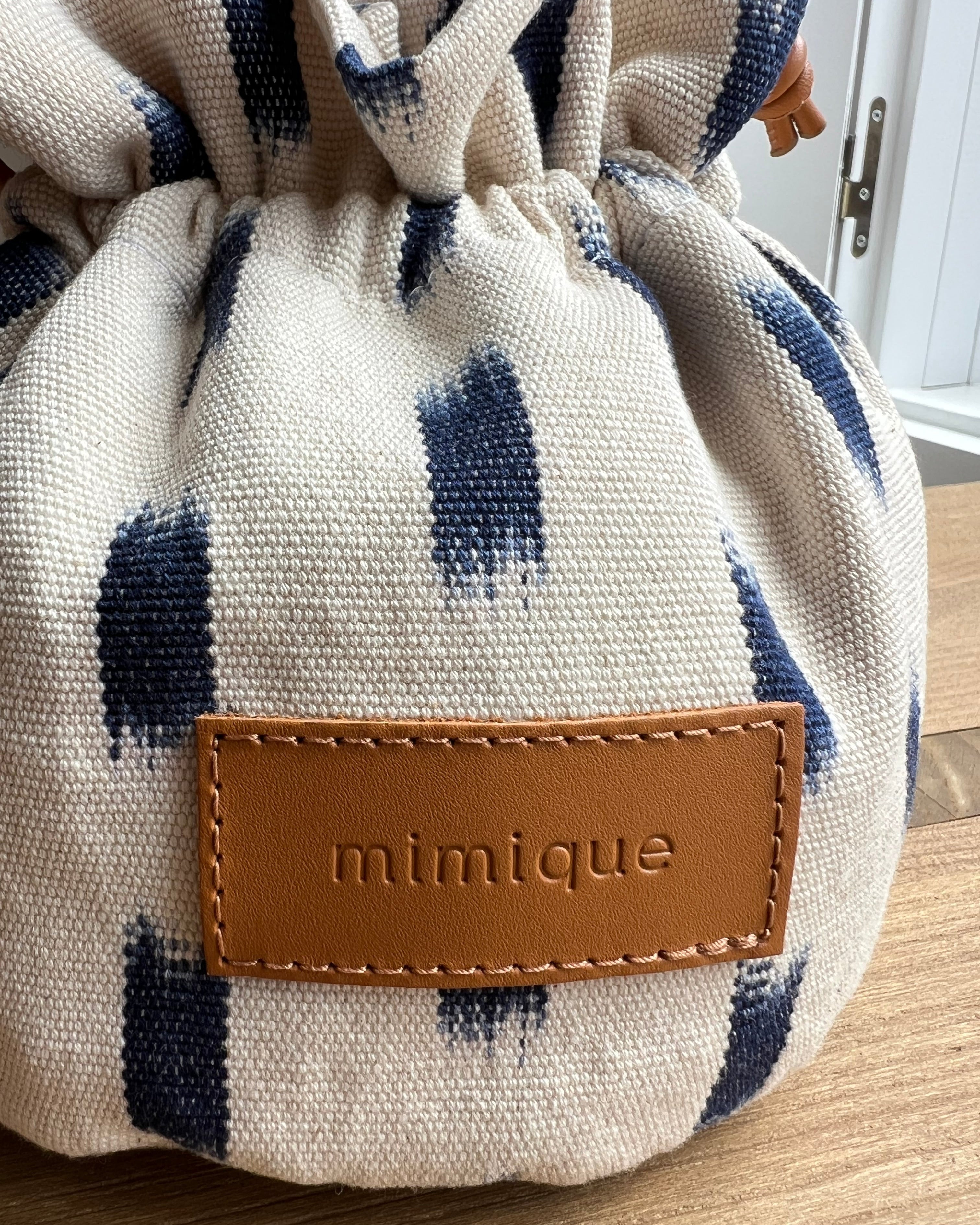 Mini bombonera para mujer ikat blanca Mimique calidad made in Spain cómoda y ligera