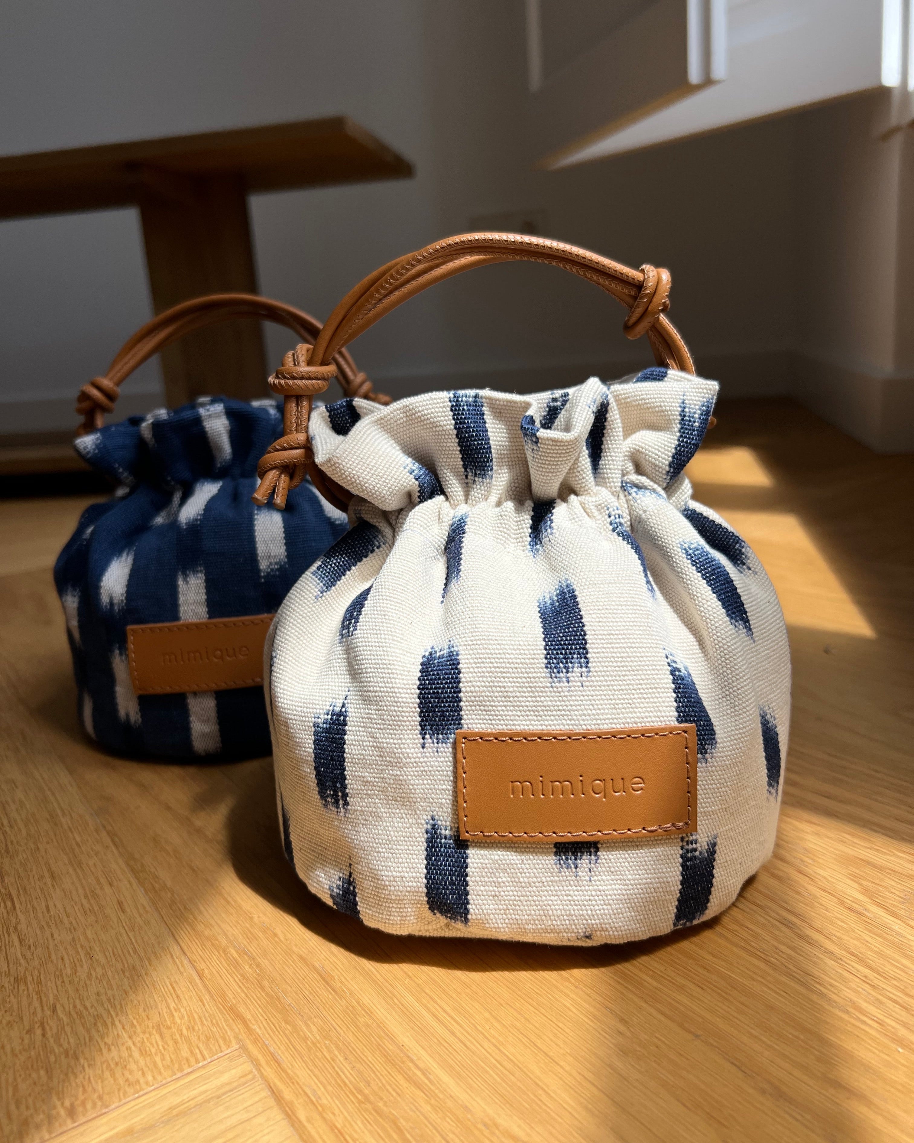 Bombonera loneta artesanal ikat  blanca y azul hecha a mano en España estilo mediterráneo