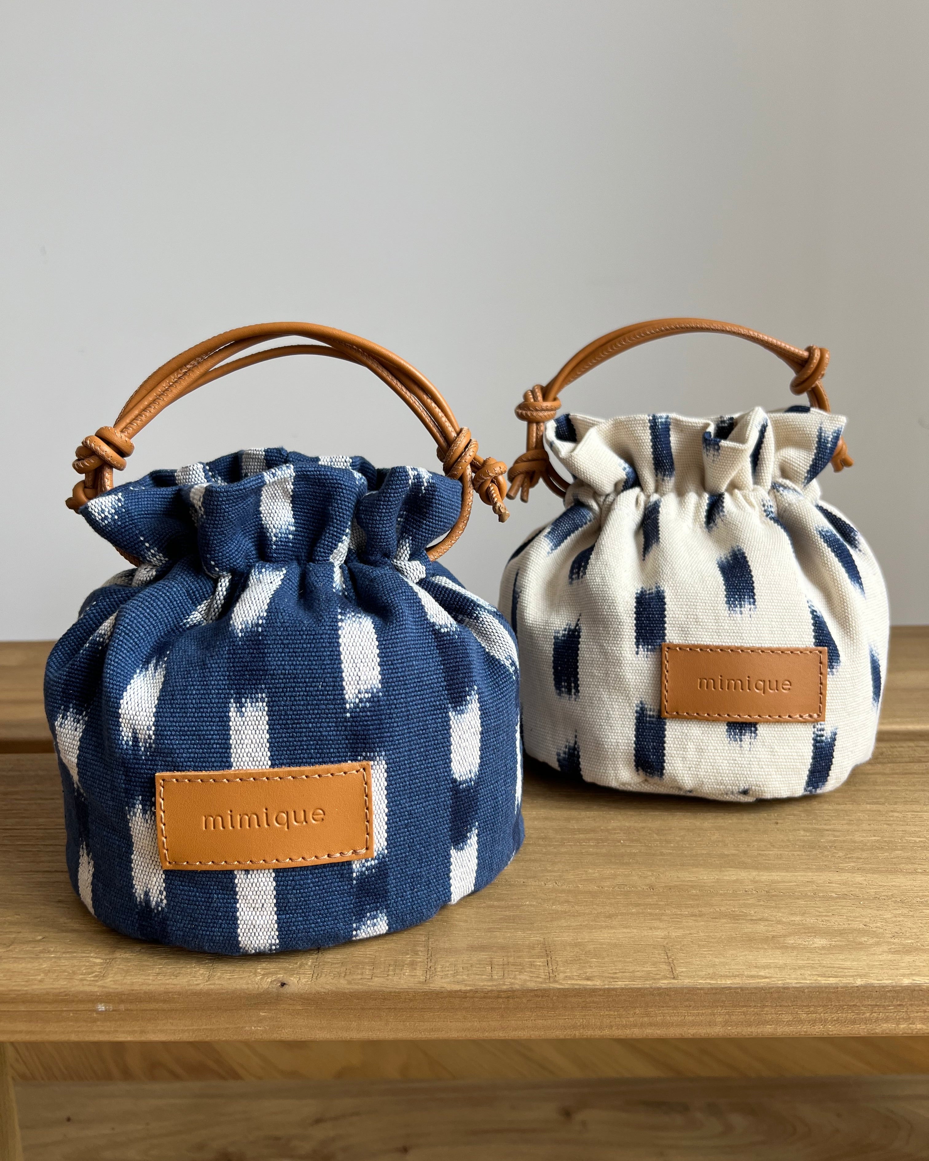Mini bombonera artesanal ikat  blanca y azul para mujer Mimique cómoda, ligera y versátil
