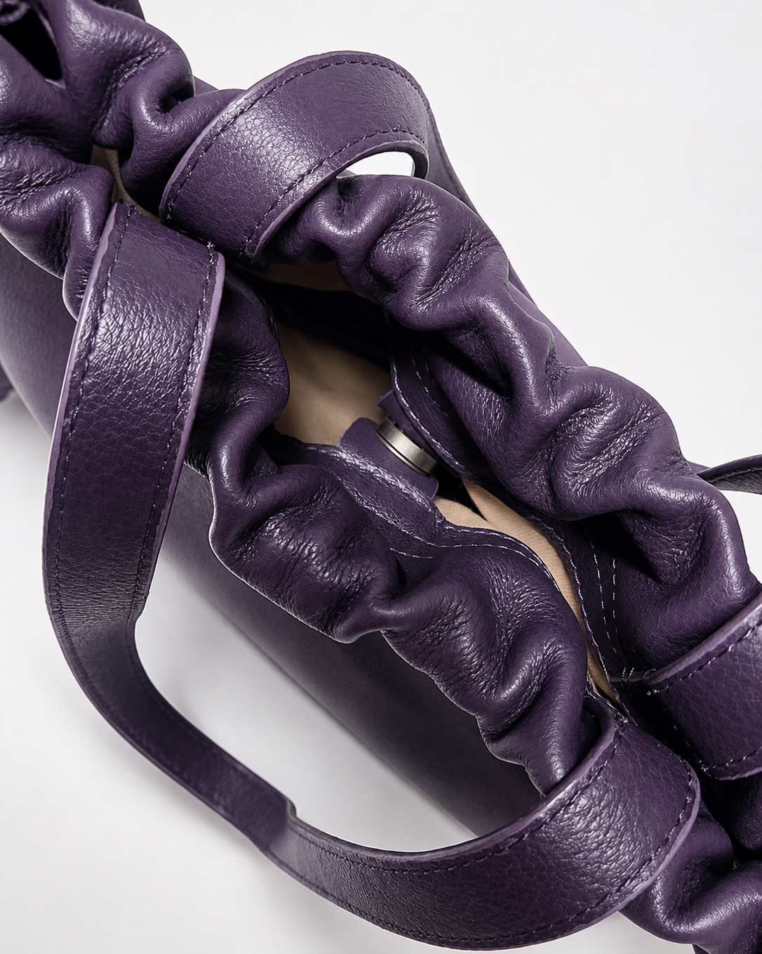 Bolso shopper grande Barro en piel premium berenjena con cierre seguro con fruncido e imán de Mimique