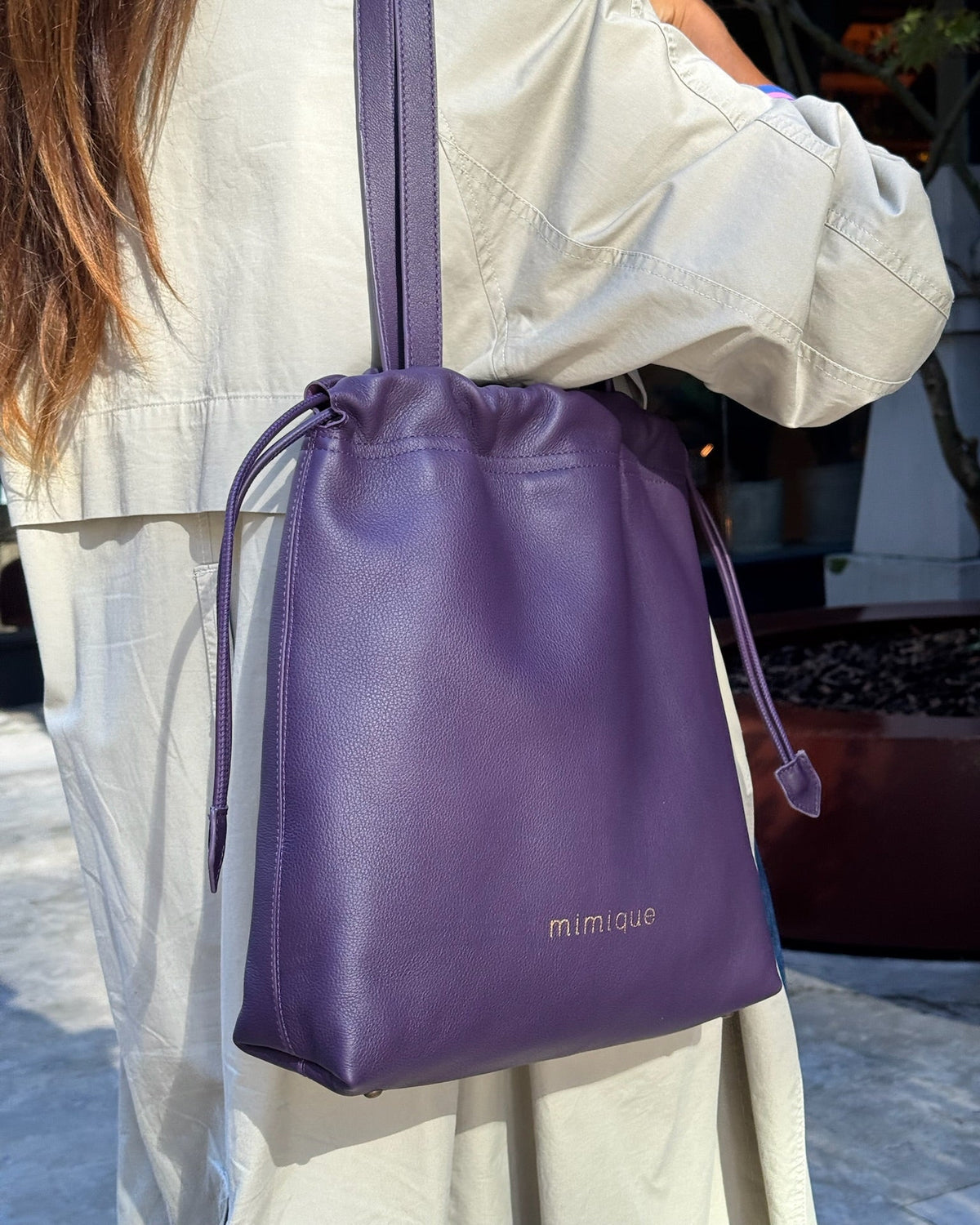 Tote bag o bolso grande de piel suave y ligera de alta calidad Barro berenjena Mimique hecho a mano en España