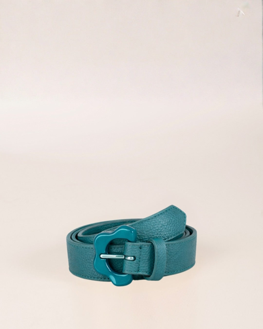 Cinturón de piel azul verde aguamarina para mujer Arnao de Mimique hecho a mano en España con elegante y original  hebilla de flor al tono