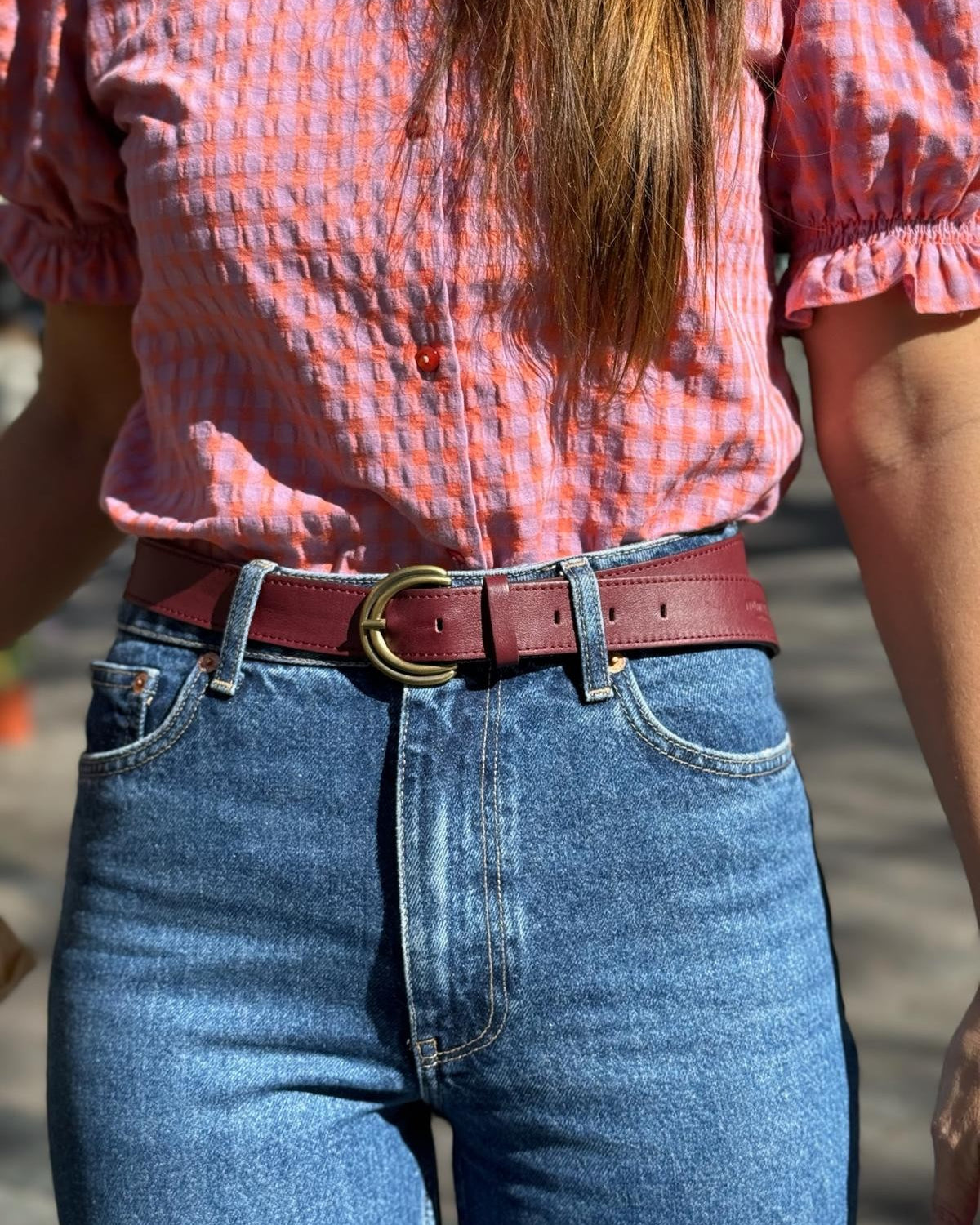 Cinturón de piel alta calidad para mujer Perlora Mimique burdeos cereza. Hebilla metálica oro viejo. Hecho en España