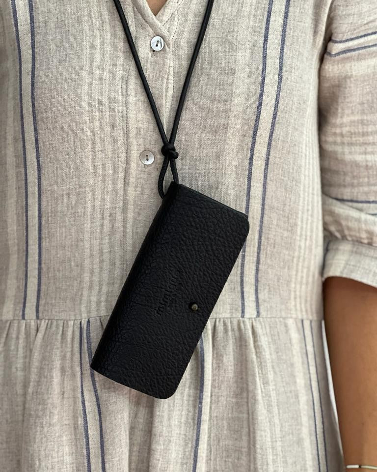 Funda de gafas de piel Mimique color negro con cordón para colgar cómoda ligera y resistente