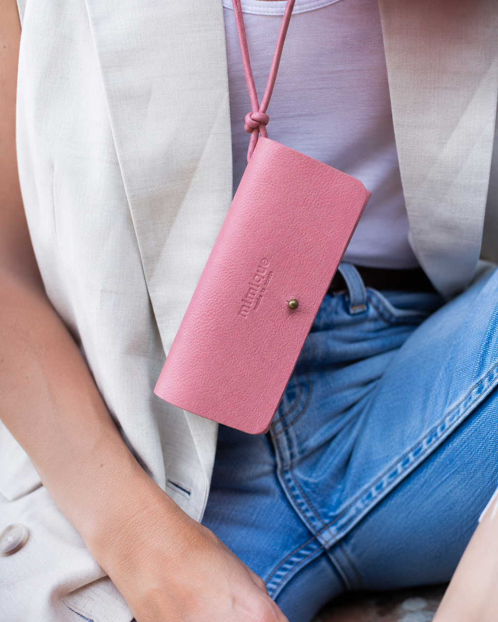 Funda de gafas de piel premium salmón caballa con cordón para colgar Mimique made in Spain