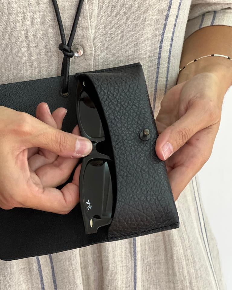 Funda de gafas negra Mimique en piel de alta calidad con capacidad para todas las gafas made in Spain