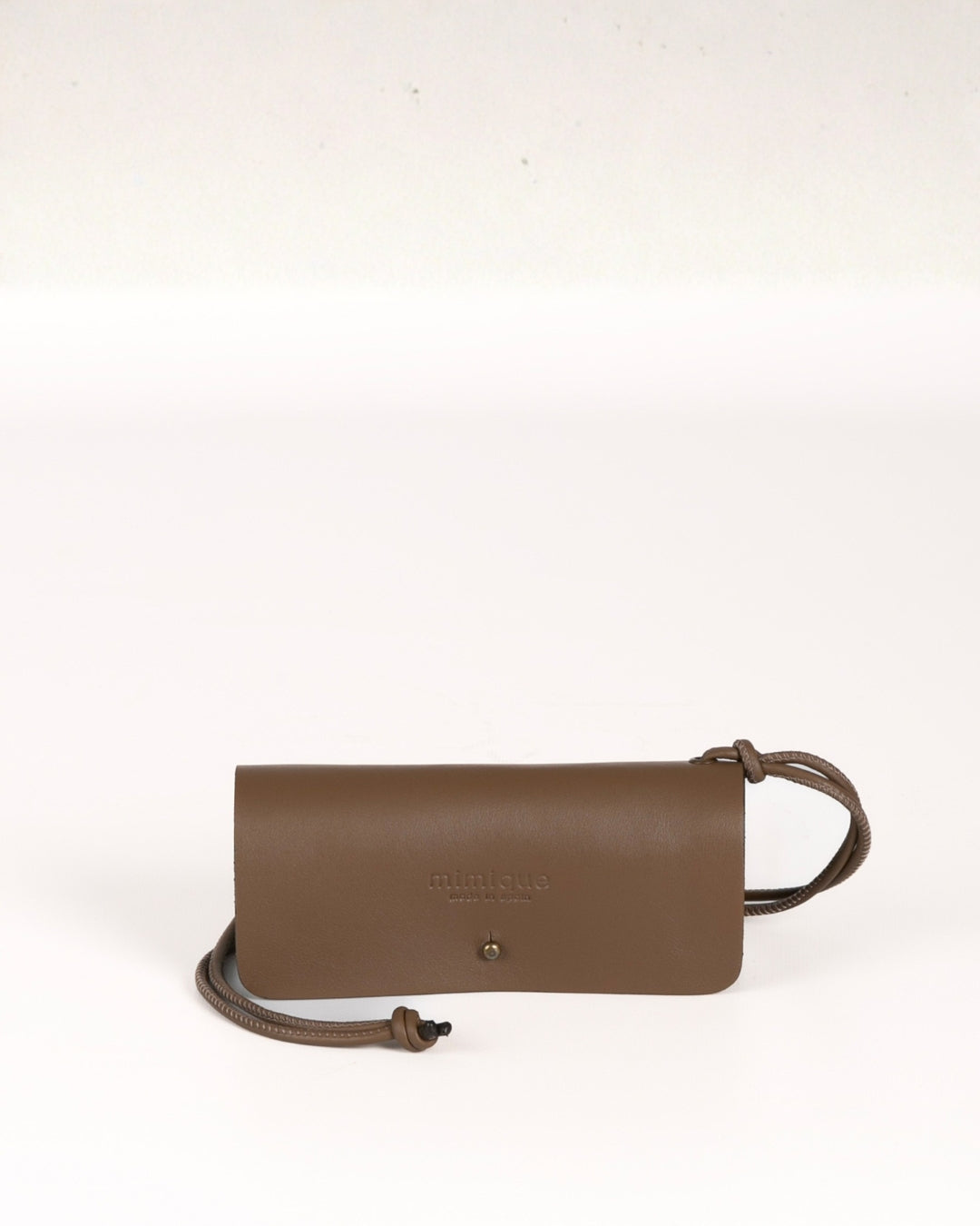 Funda de gafas Mimique de piel color topo marrón hecha a mano en España. Para todas las gafas