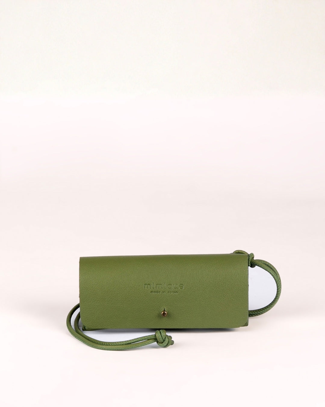 Funda de gafas de piel Mimique color verde con cordón para colgar hecha de forma artesanal en  España