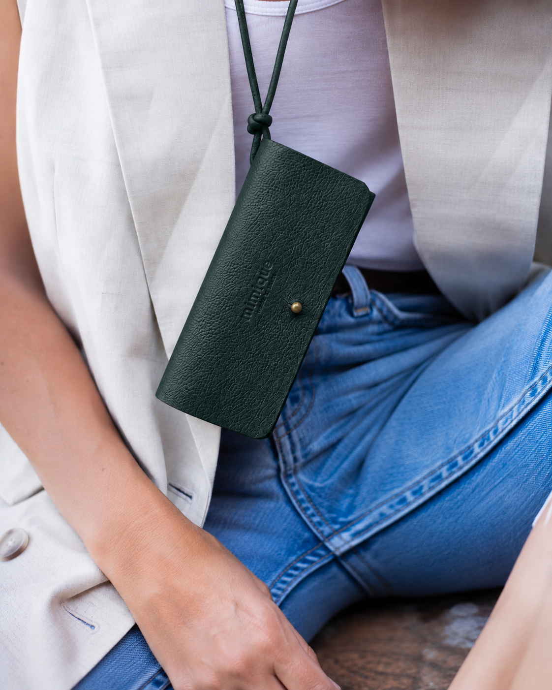 Funda de gafas de piel Mimique color verde pato con cordón para colgar cómoda ligera hecha a mano en España