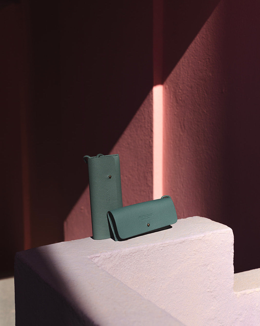 Funda de móvil de piel de Mimique. Cómoda, ligera y de gran capacidad. Con asa cordón regulable. Made in Spain. Color azul, verde