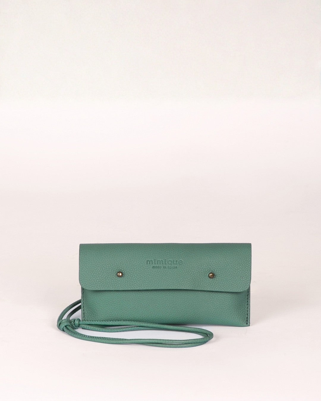 Bolso Funda de móvil de piel cómoda, ligera y de gran capacidad. Con asa cordón regulable ajustable. Hecho de forma artesanal en España. En piel de vacuno color azul, verde
