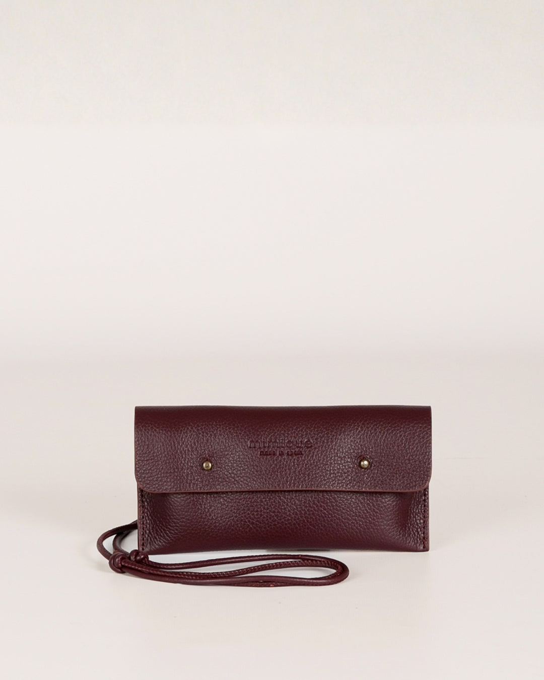 Funda para móviles de piel Mimique. Hecha en España. Color burdeos. Cordón ajustable