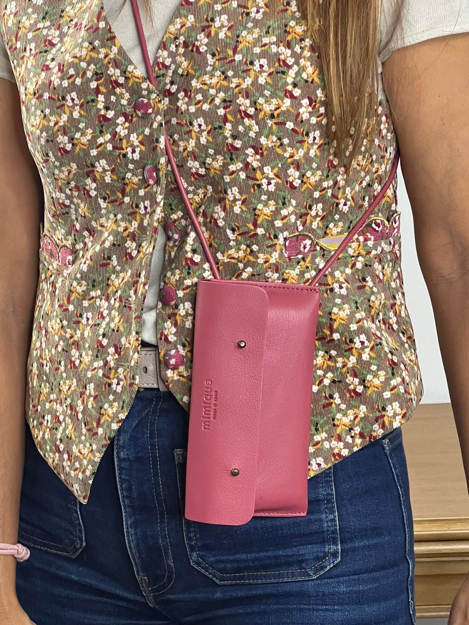 Funda de móvil Mimique con cordón ajustable para colgar en bandolera color rosa frambuesa made in Spain