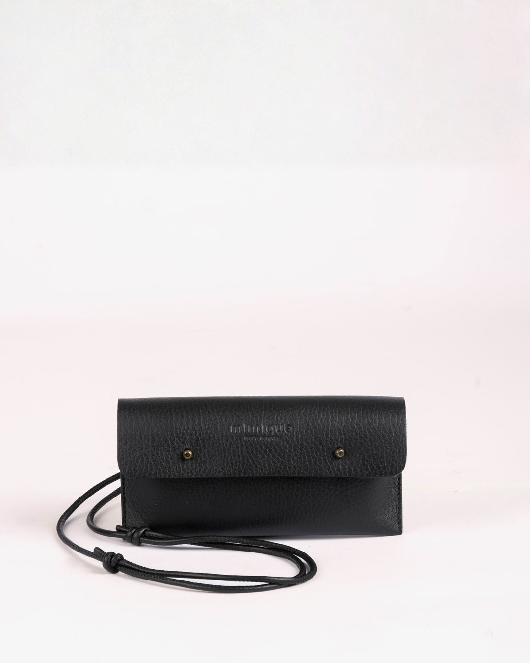 Funda de móvil Mimique negra en piel de alta calidad cómoda ligera con cordón ajustable para colgar made in Spain