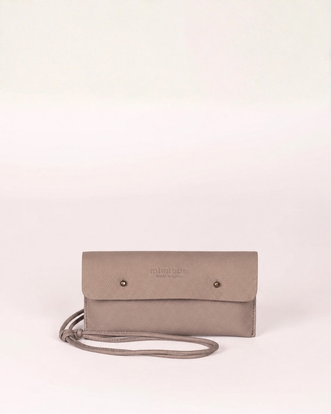 Funda de móvil de piel color camel praliné de Mimique. Hecha de forma artesanal en España. Perfecta para llevar al cuello, en bandolera o colgar. Cómoda y ligera