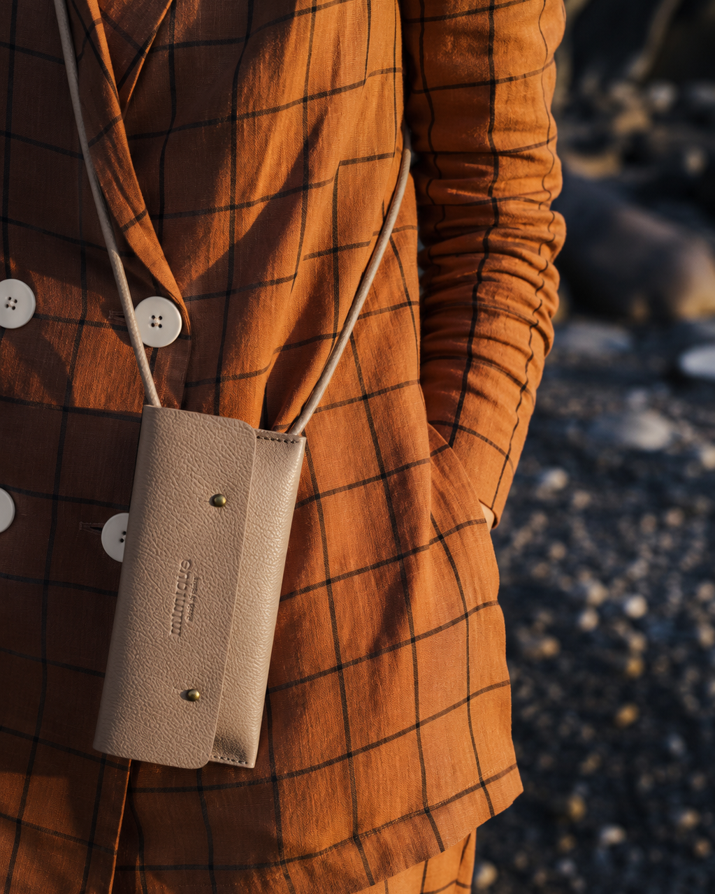Funda de móvil camel praliné en piel premium de Mimique con cordón para colgar made in Spain