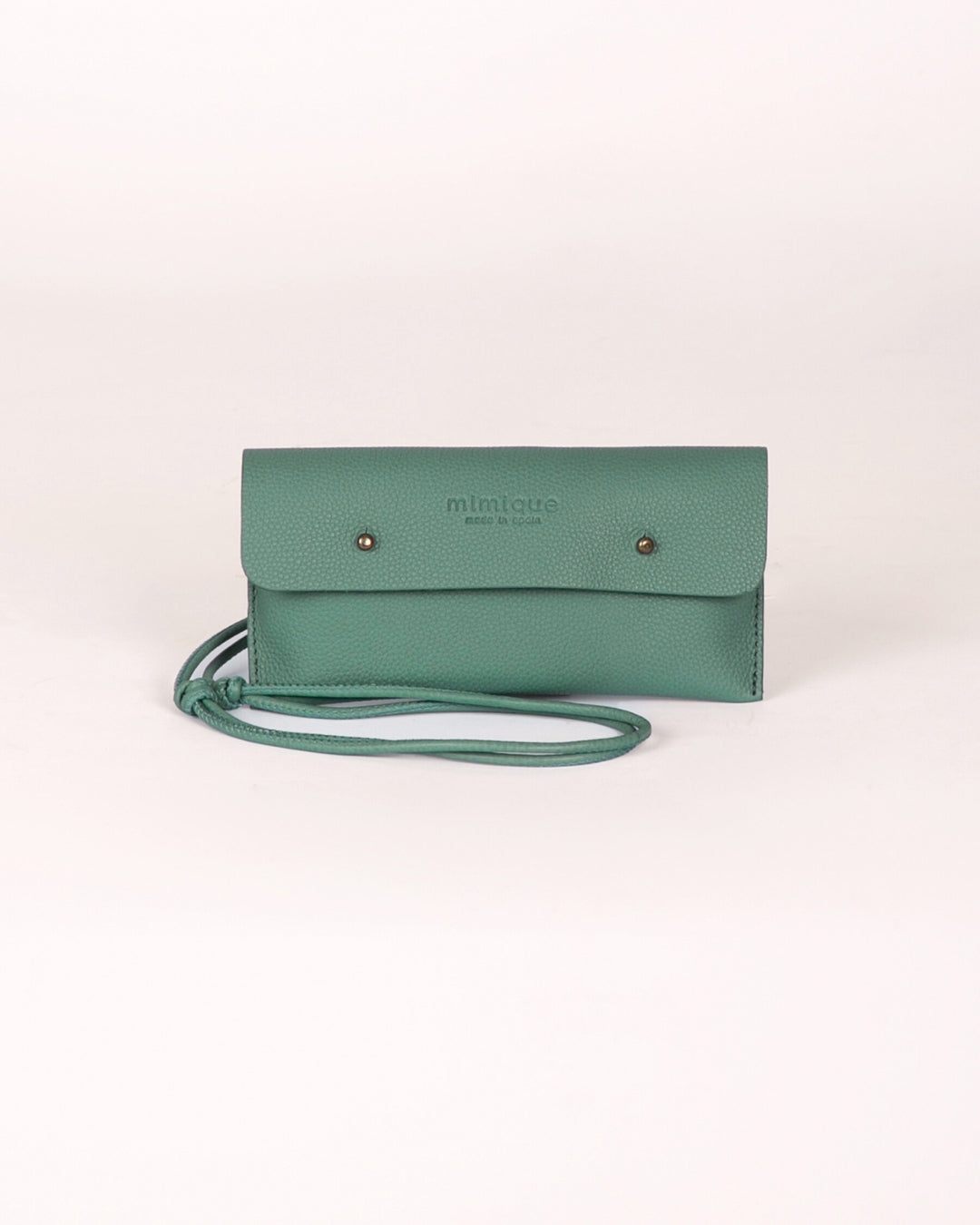 Bolso Funda de móvil de piel cómoda, ligera y de gran capacidad. Con asa cordón regulable ajustable. Hecho de forma artesanal en España. En piel de vacuno color azul, verde