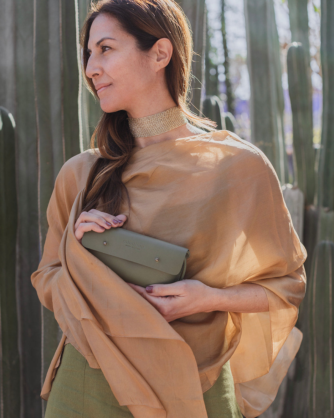 Funda de móvil de piel verde de Mimique con cordón regulable para colgar en bandolera o cuello made in Spain