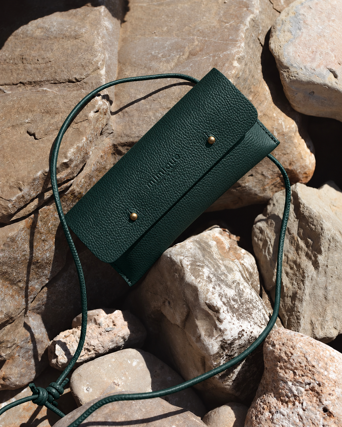 Funda de móvil verde pato Mimique en piel de máxima calidad con asa regulable para colgar made in Spain