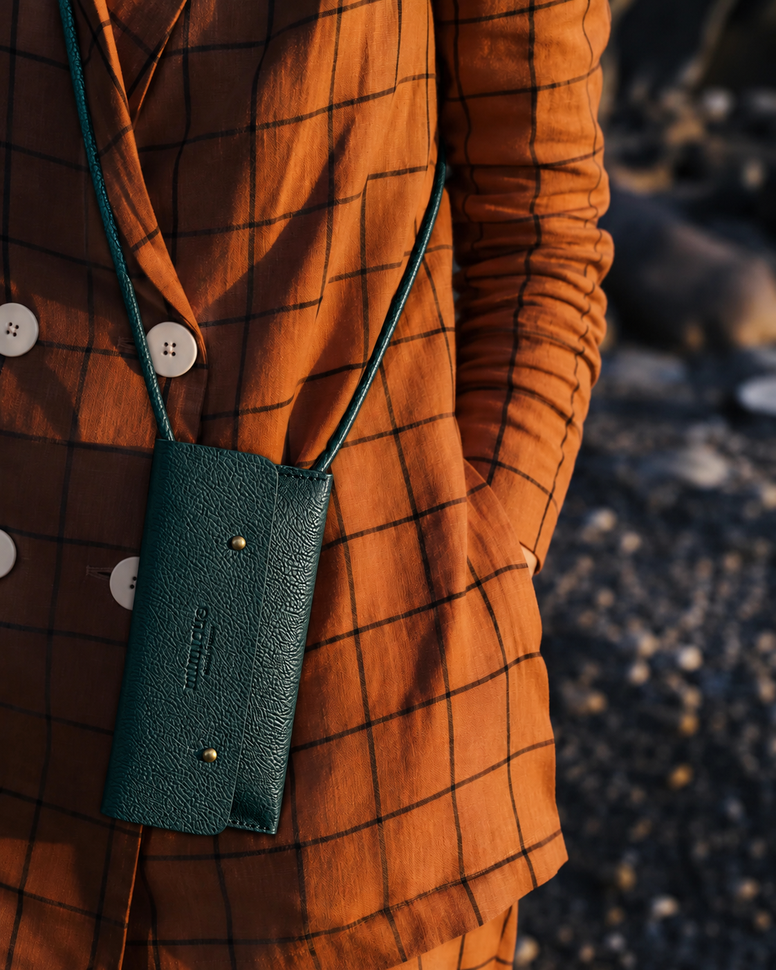Funda de móvil verde pato Mimique con cordón regulable para colgar cómoda, ligera y de alta calidad