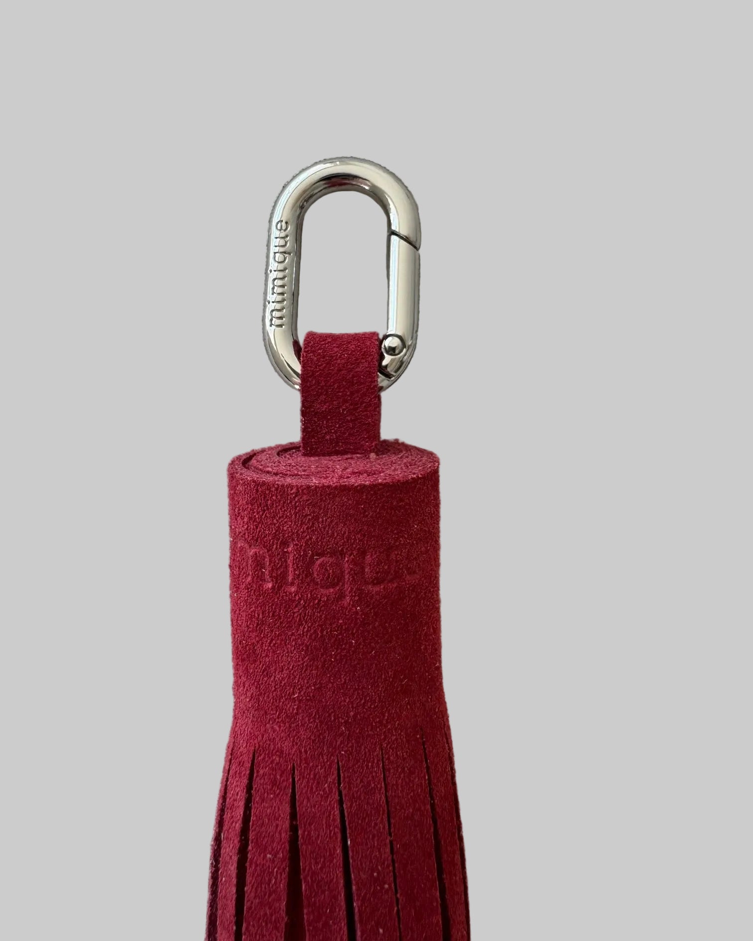 Llavero charm borla en piel serraje premium color rojo fresa hecho a mano en España - Mimique