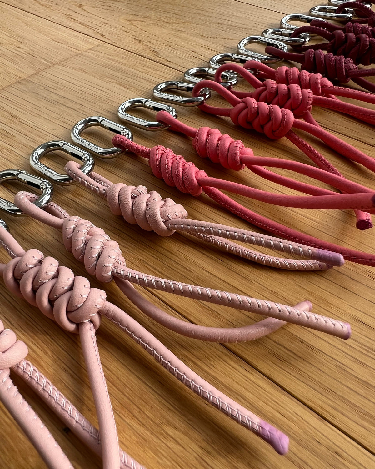 Llaveros de piel rosa Mimique con diseño de nudo en forma de espiga hecho a mano para la lucha contra el cáncer de mama