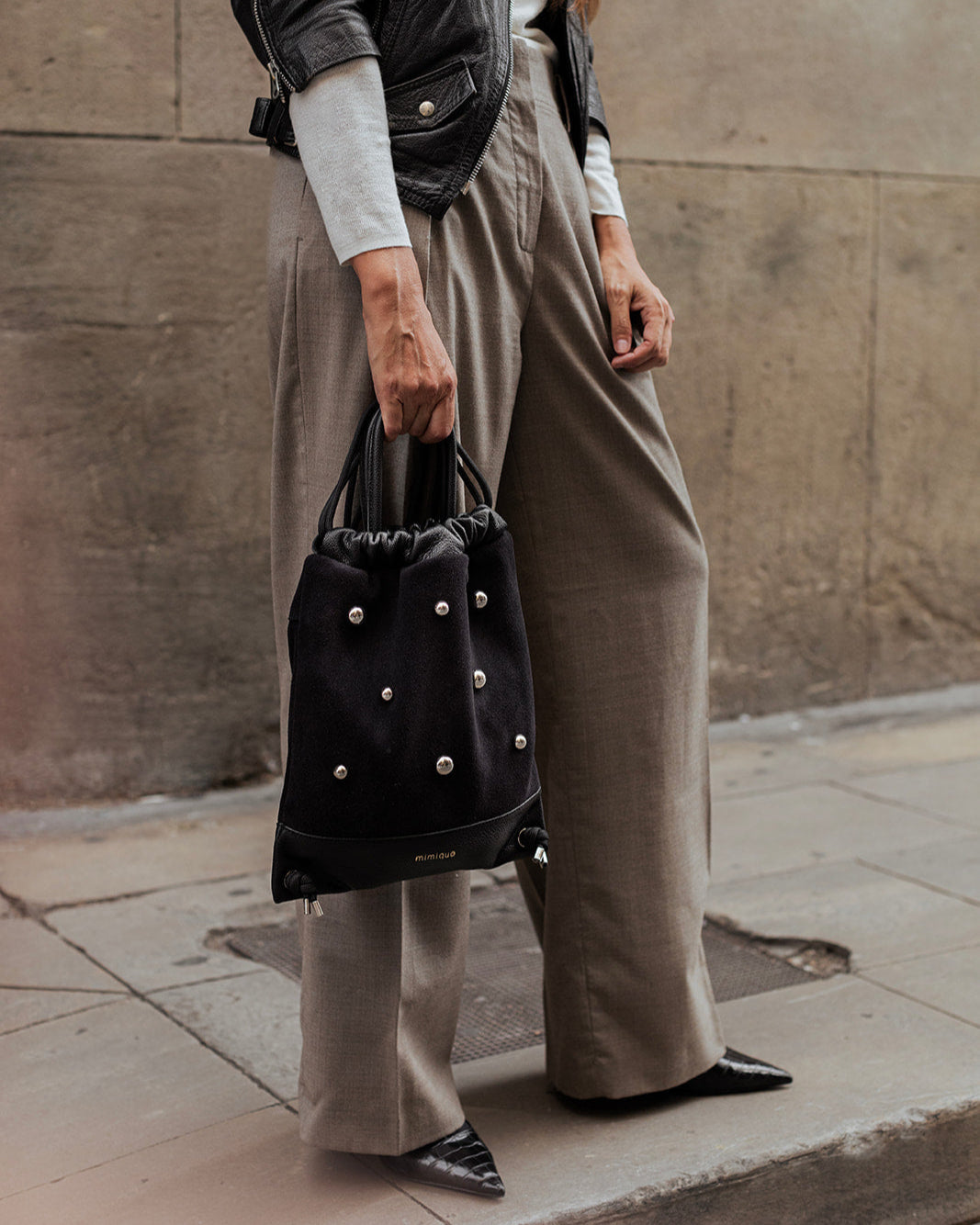 Mochila bolso de piel negra para mujer Tachuelas mini media bola de Mimique. Cómoda y ligera. Hecha de forma artesanal en España.