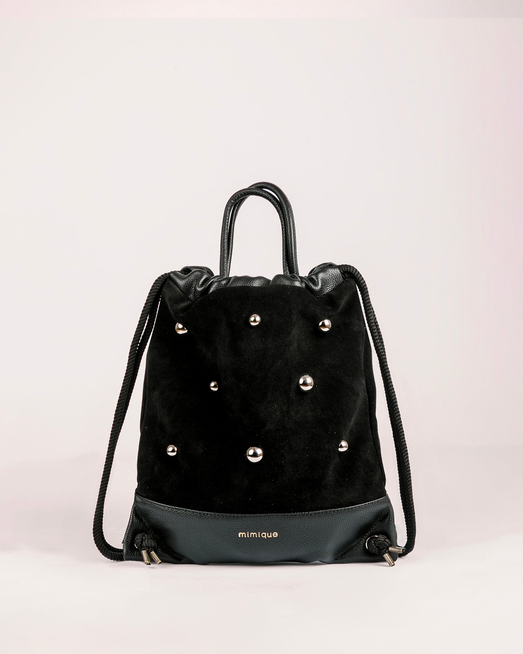 Mochila bolso de piel negra para mujer Tachuelas mini media bola de Mimique. Hecho a mano en España. Tamaño mediano, gran capacidad