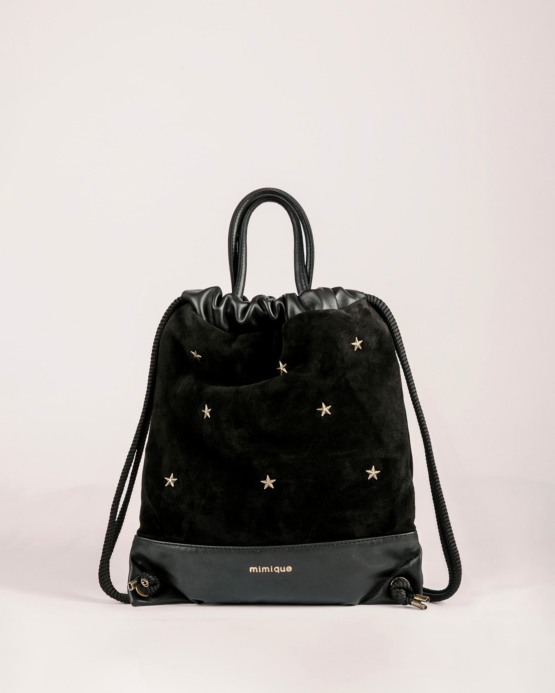 Mochila mediana de piel negra para mujer Tachuelas de Mimique. Hecho a mano en España. Tamaño mediano, gran capacidad