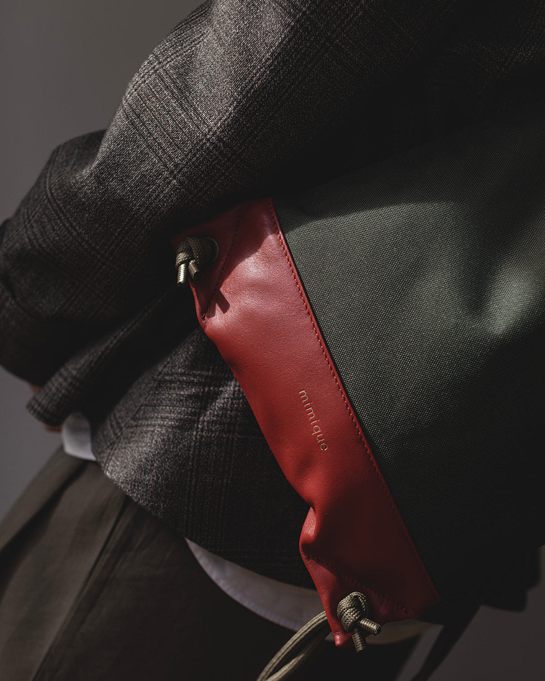 Bolso mochila impermeable para mujer ligera Atalaya de Mimique. Color verde caqui y mostaza. Alta calidad Made in Spain