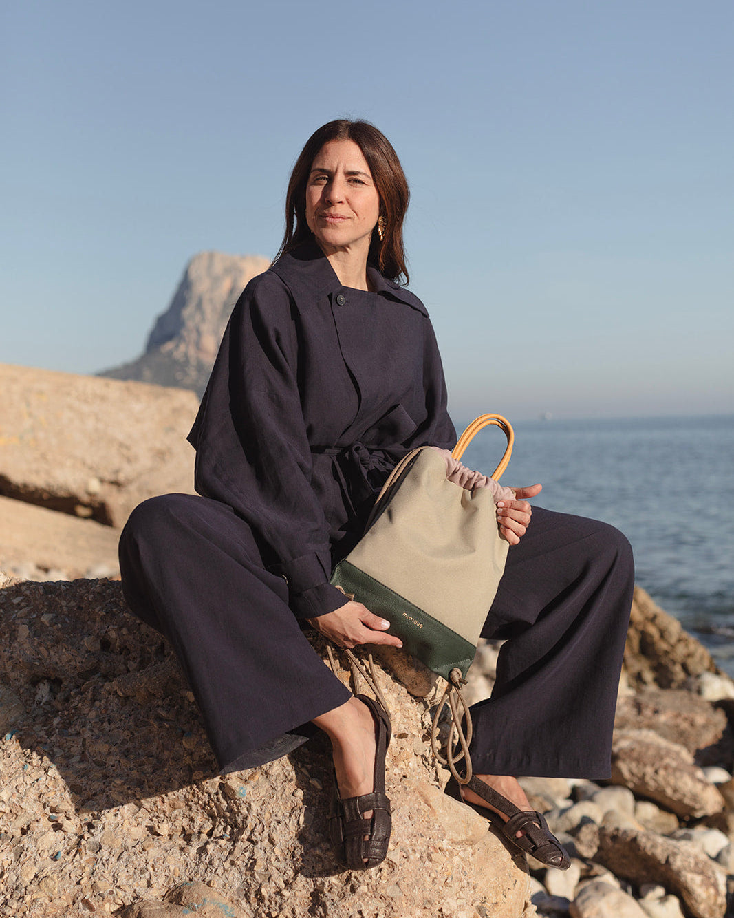 Mochila bolso urbana pequeña para mujer Atalaya de Mimique en piel y loneta impermeable beige. Hecho a mano en España. Cómoda y ligera