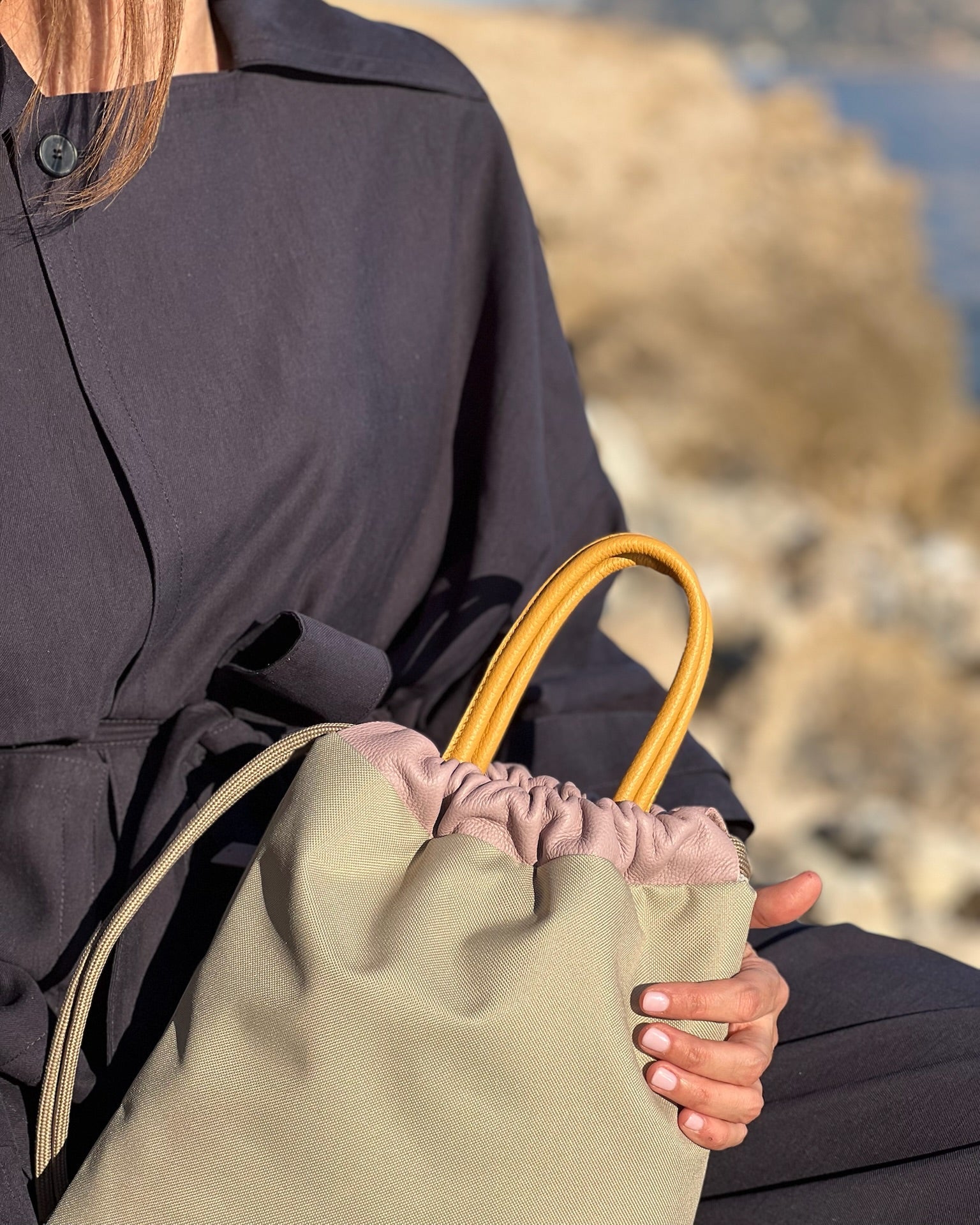 Mochila urbana pequeña para mujer Atalaya de Mimique en piel y loneta impermeable verde y beige. Hecho a mano en España. Cómoda y ligera