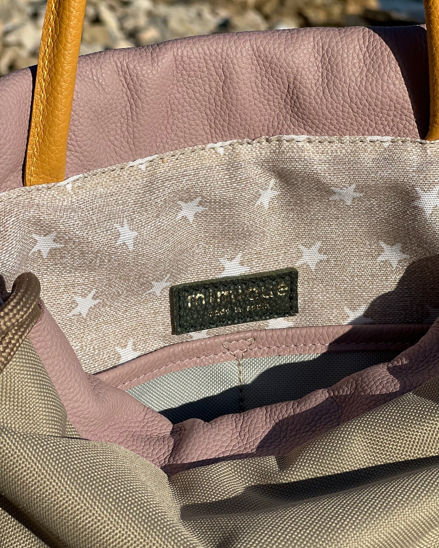 Mochila Atalaya de Mimique en piel y loneta impermeable beige para mujer. Máxima calidad Made in Spain. Cierre seguro
