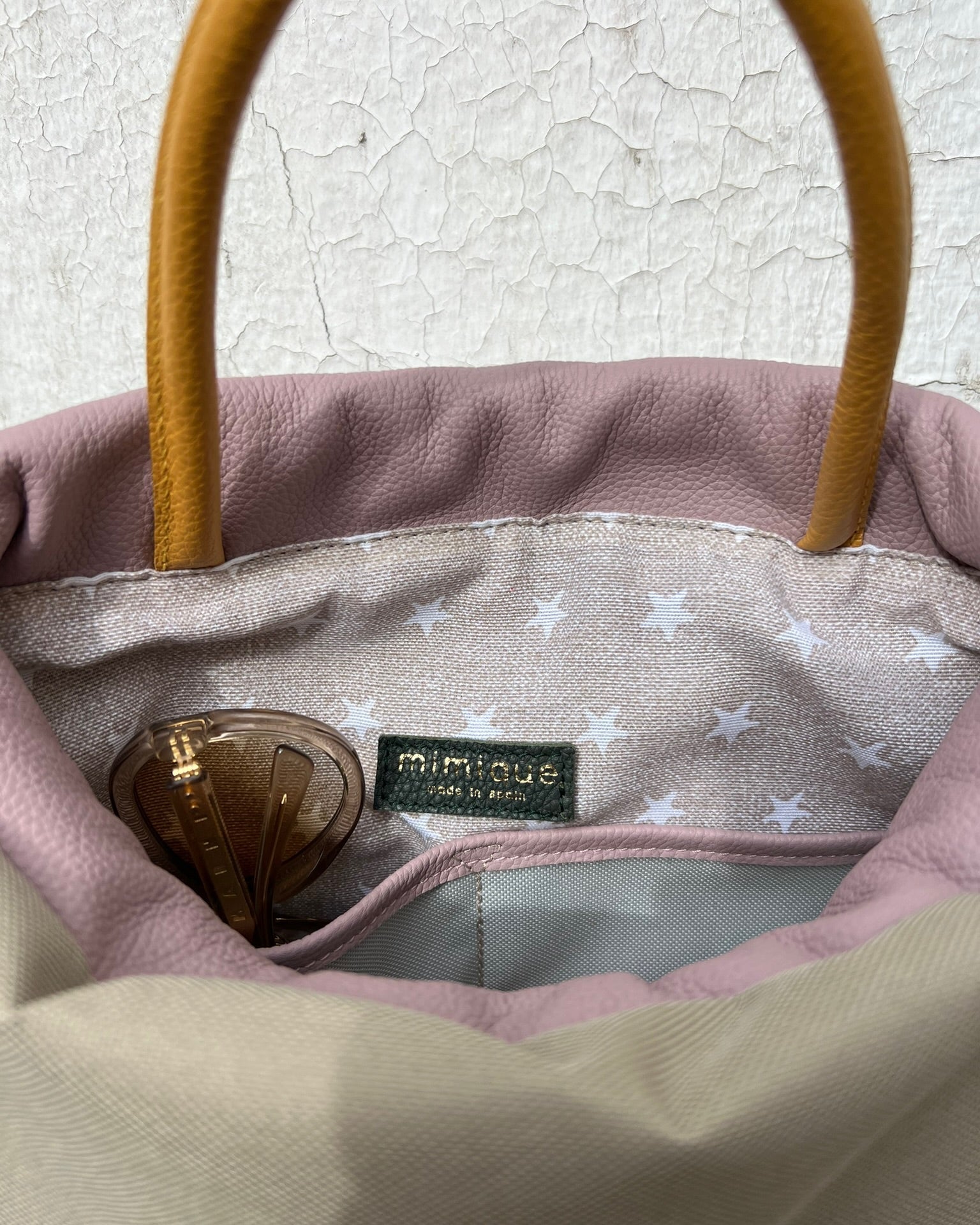 Mochila bolso de mujer Atalaya de Mimique en piel y loneta impermeable verde pato y beige. Cierre seguro. Bolsillo y forro interior. Máxima calidad Made in Spain. 