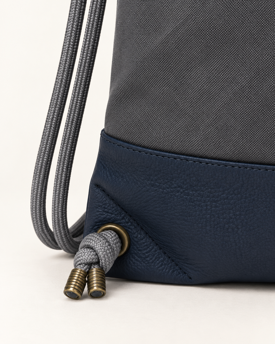 Mochila urbana Sevalle gris Mimique en piel premium y acabados impecables made in Spain