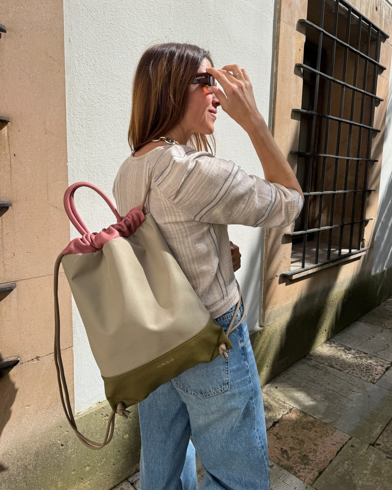 Mochila urbana de piel y loneta para mujer cómoda, ligera y segura hecha a mano en España | Mimique
