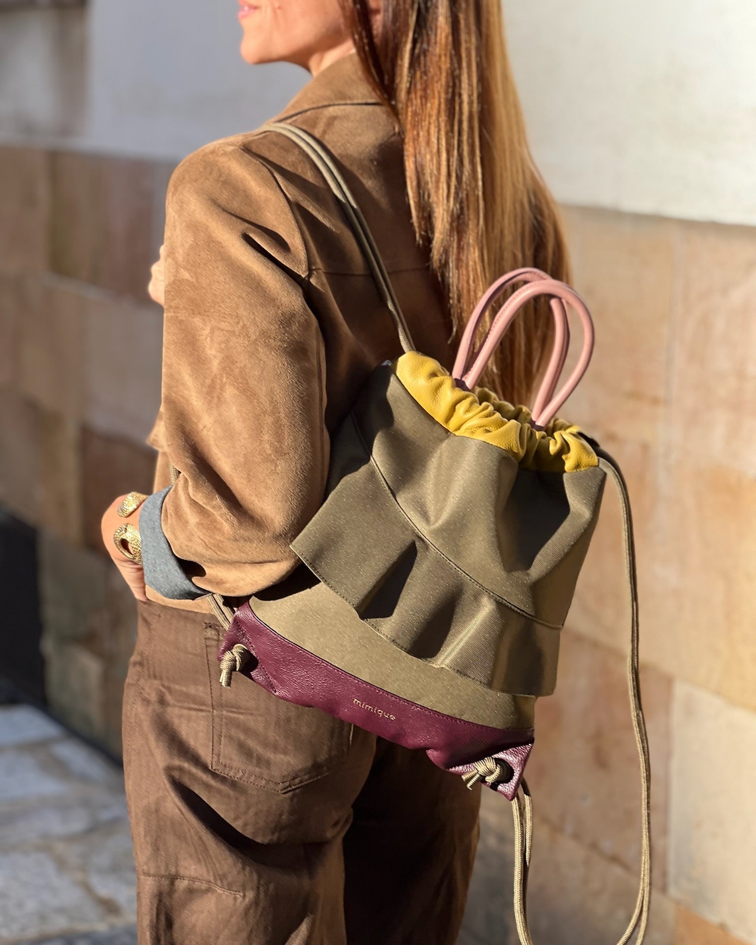 Mochila bolso de mujer de piel y loneta impermeable verde caqui y burdeos Zahora mini de Mimique. Diseño artesanal hecho en España. Cómoda, ligera y atemporal