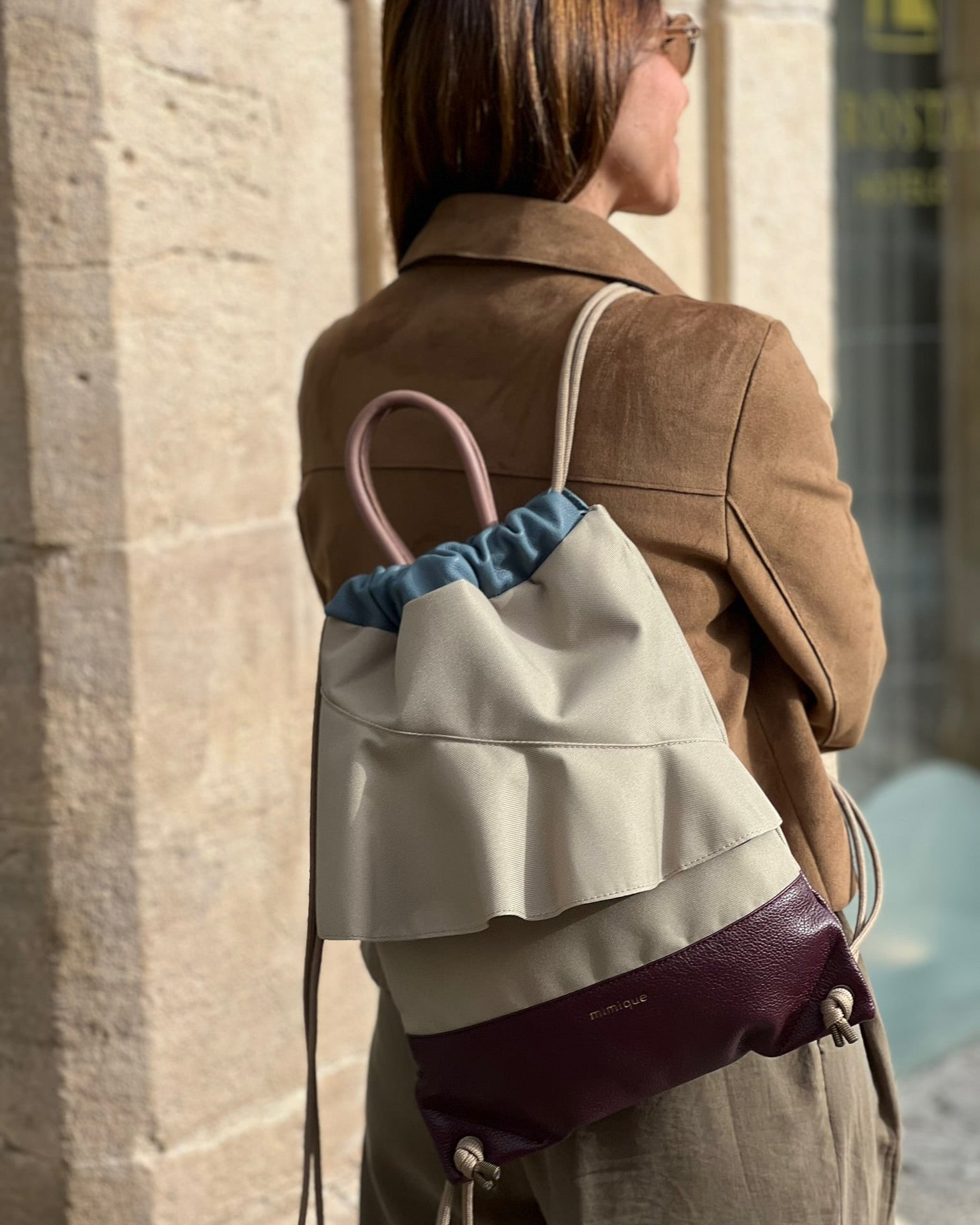 Mochila bolso de mujer Zahora Mimique en piel y loneta impermeable burdeos beige, artesanal y ligera
