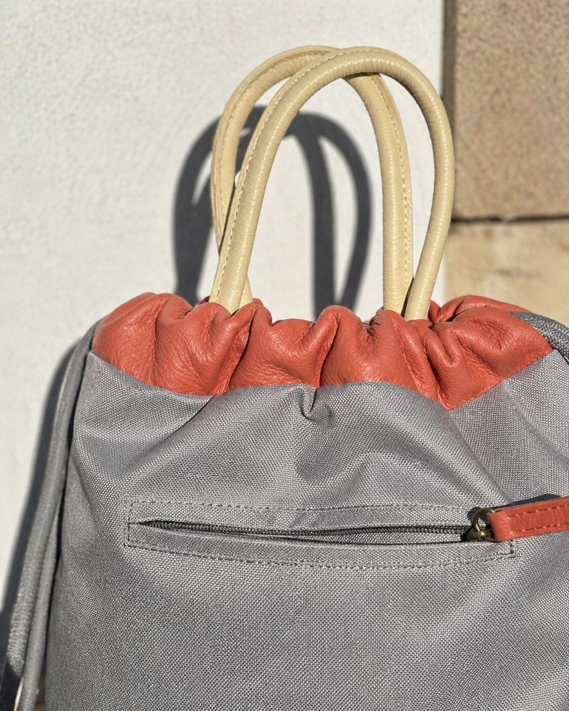 Mochila Zahora mini en piel y loneta gris tamaño pequeño con gran capacidad, bolsillo con cremallera y forro interior | Mimique