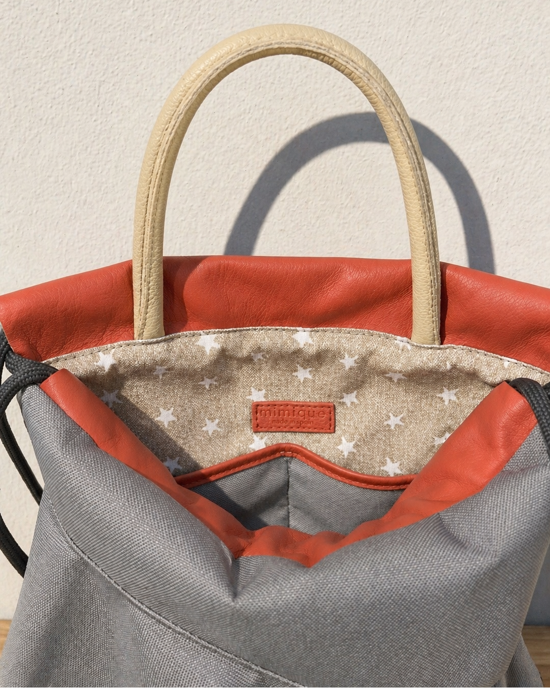 Zahora mini gris de Mimique en piel y loneta impermeable premium. Mochila urbana, cómoda, ligera y atemporal
