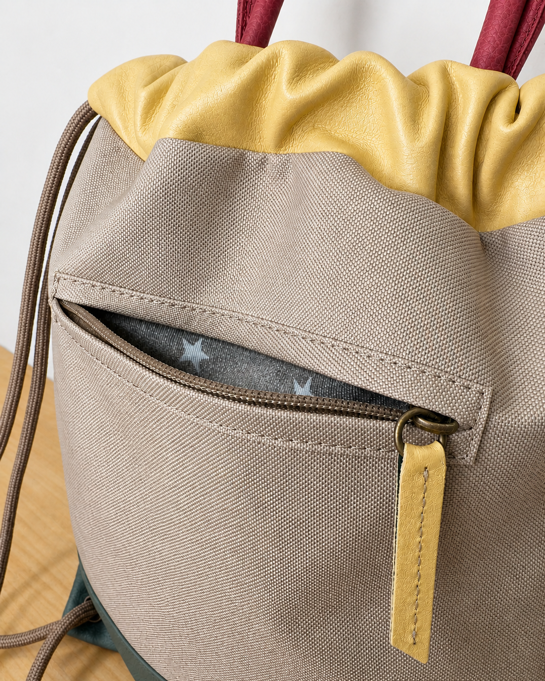 Mochila para mujer Zahora mini en piel y loneta beige con volante de Mimique made in Spain bolsillo con cremallera