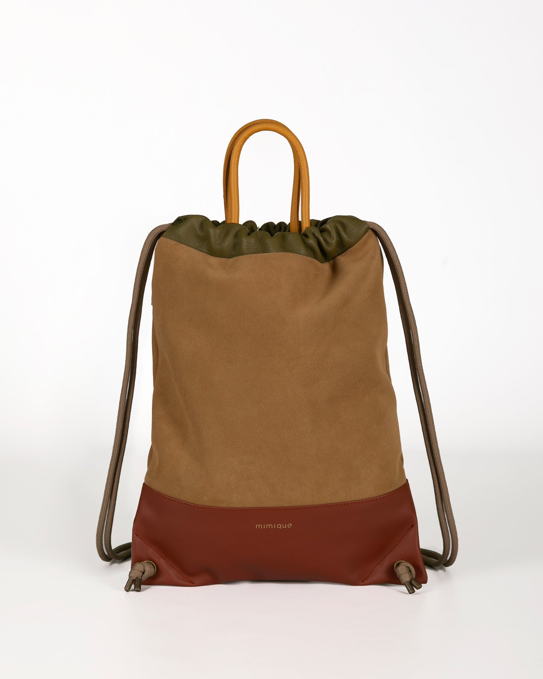 Mochila para mujer Arra Mimique de piel camel, diseño atemporal, gran capacidad y cierre seguro, piel premium de alta calidad. Made in Spain