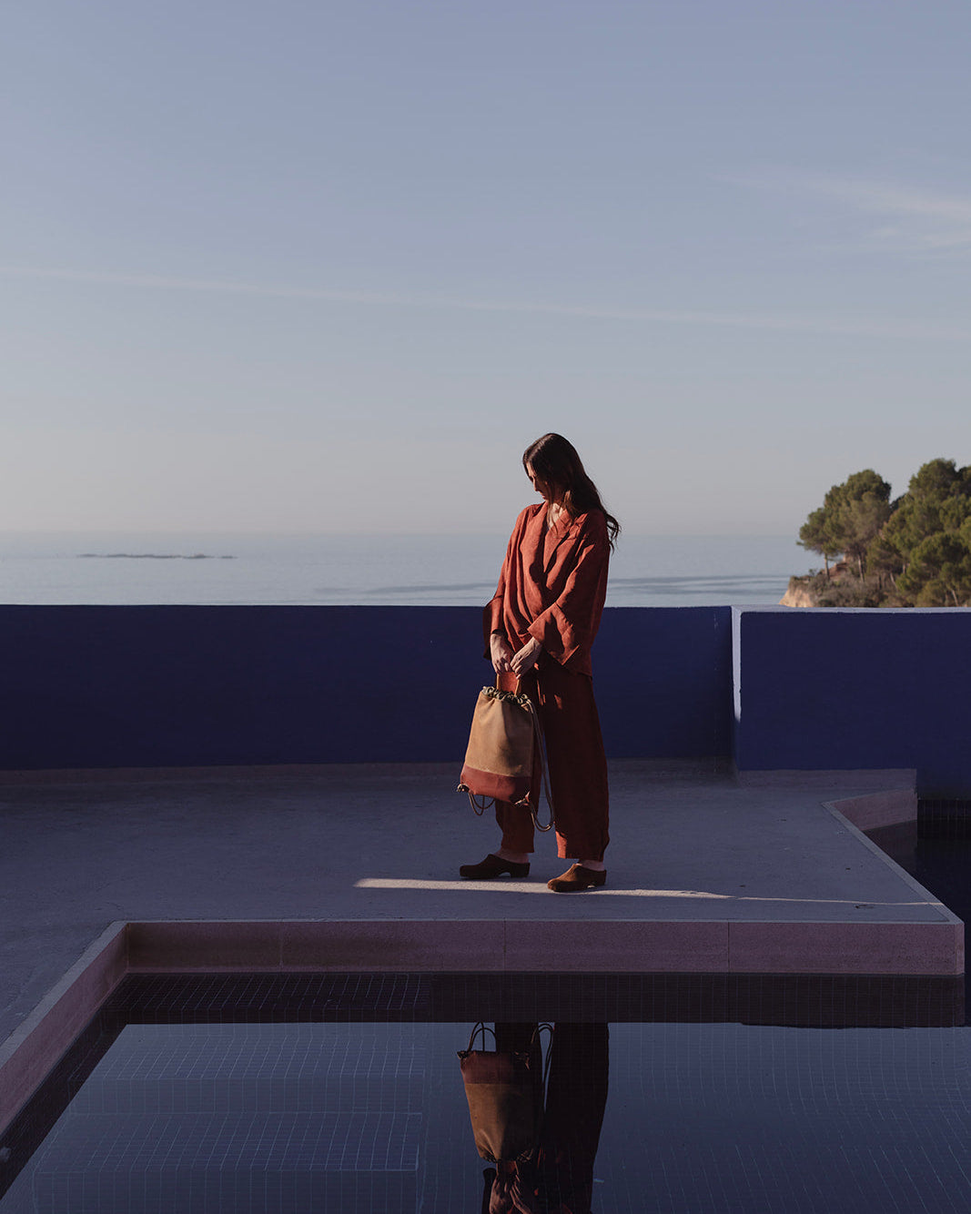 Mochila de piel camel de alta calidad hecha en España, diseño atemporal, espaciosa y cómoda con cierre seguro - Mimique