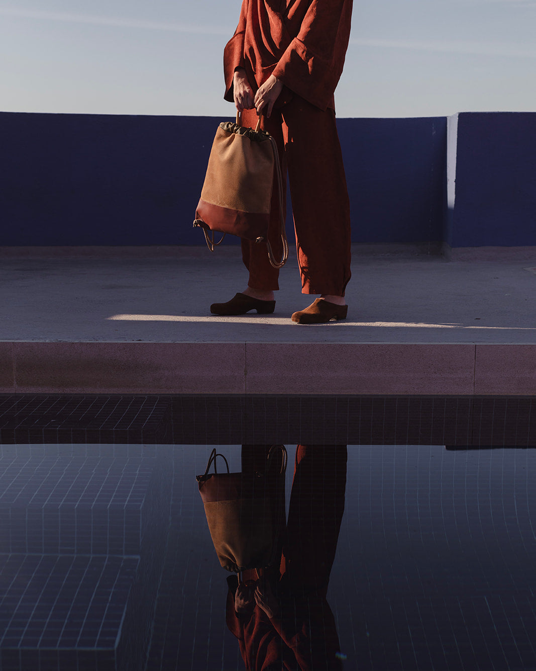 Mochila artesanal de piel color caramelo, hecha en España con diseño elegante, gran capacidad y estilo atemporal - Arra Mimique